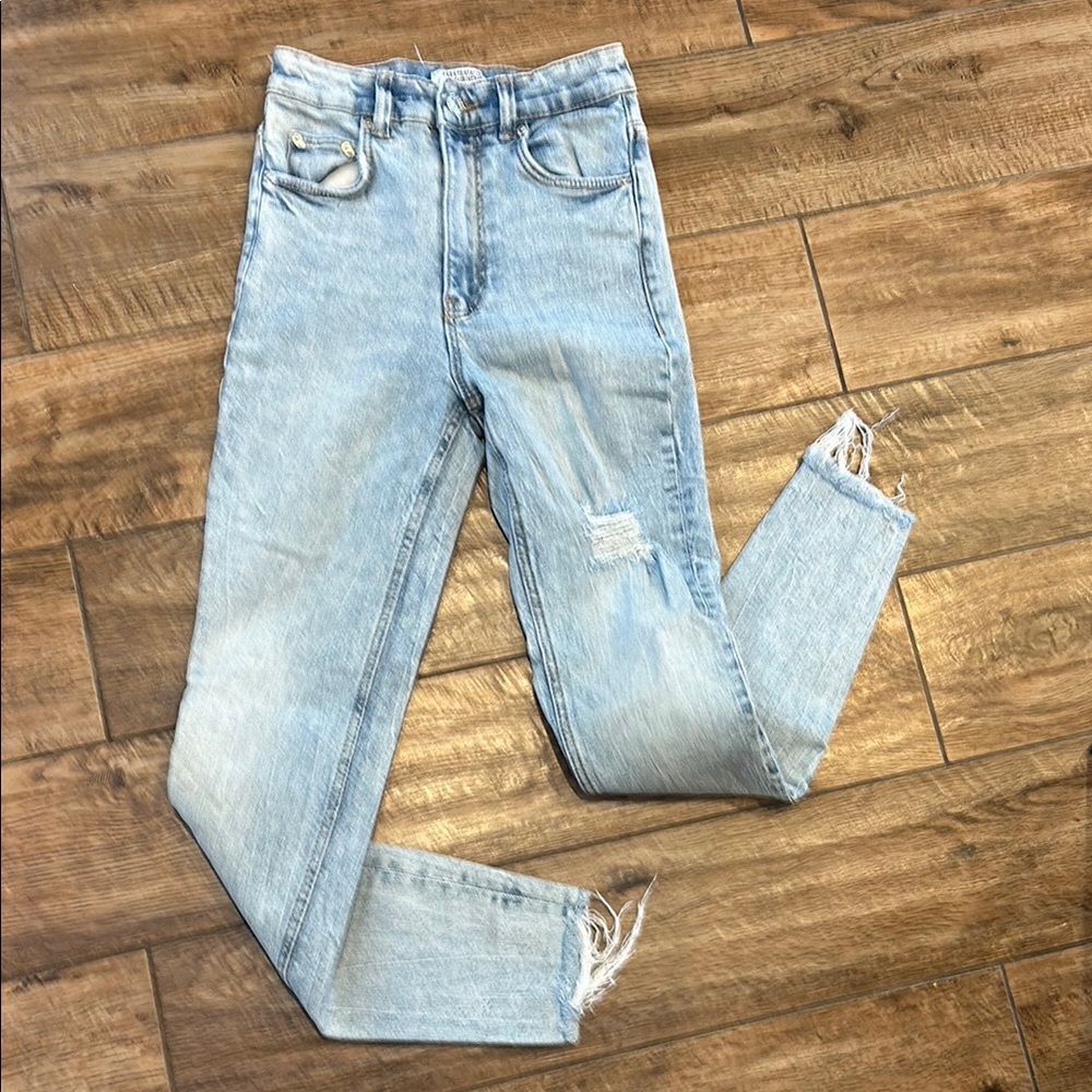 👖 Zara Trafaluc Distressed Jeans Sz 00 (Inseam 27”)
